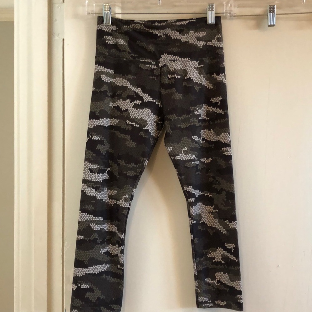 Lorna Jane camo print capri length tights with zipper pocket. Worn once. Size XS